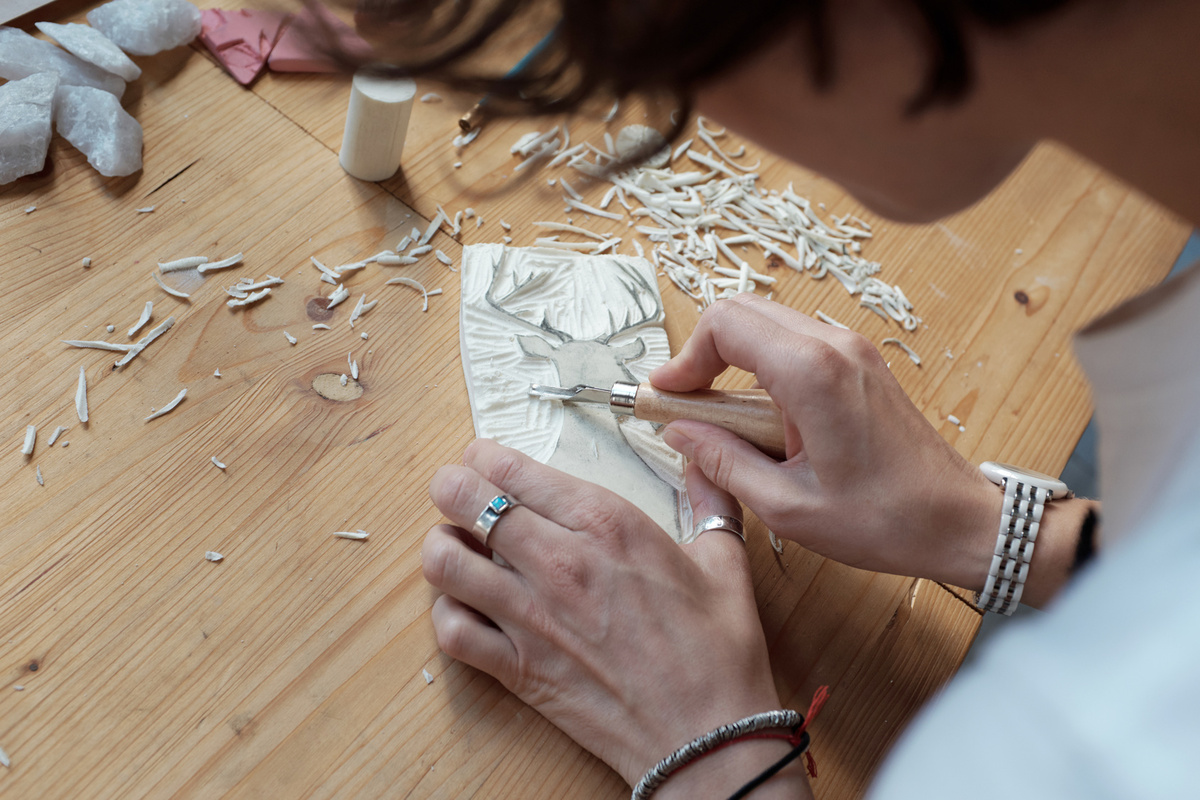 Atelier parent-enfant : introduction à la linogravure pour création carte Noël