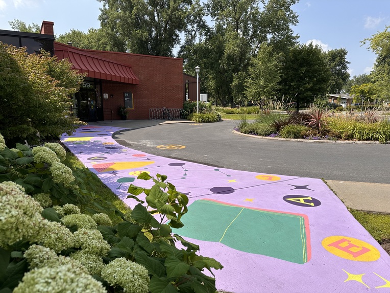 Une nouvelle fresque colorée à l’entrée du Centre Claude-Hébert