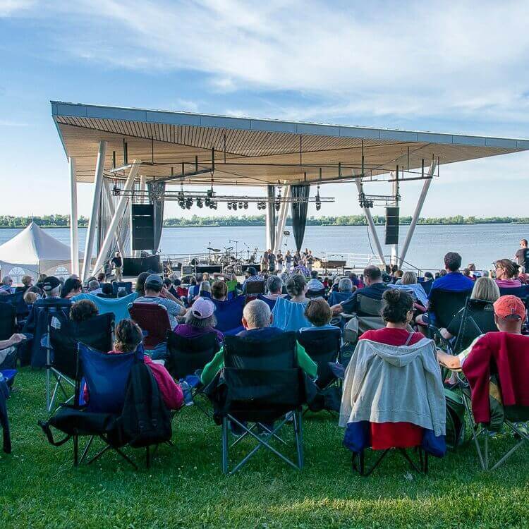 <p>Durant la période estivale, la Ville de Candiac présente plusieurs spectacles de musiques variés qui se déroulent pour la plupart à la Scène Cascades du parc André-J.-Côté. De quoi plaire à toute la famille! </p>
<p>De plus, la Fondation Hélène-Sentenne présente, lors de la saison estivale, trois concerts en plein air intitulés Son et brioches.</p>
<p>Consultez le <a href="http://966919.gentlebuyerhk.tech/evenements" target="_blank" rel="noopener">calendrier</a> pour connaître tous les détails des spectacles à venir. </p>