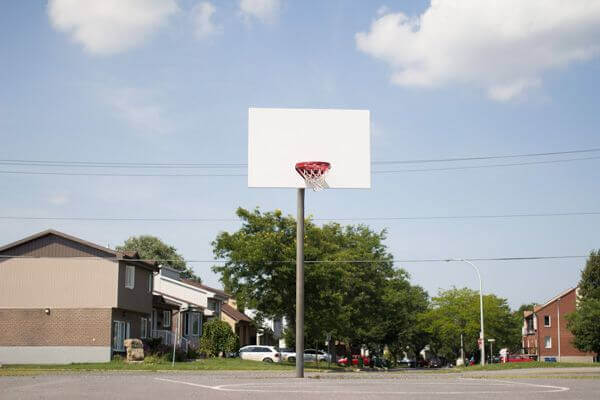 <p>On retrouve des terrains de basketball dans les parcs Champlain, Montcalm et Roméo-V.-Patenaude. Les surfaces sont asphaltées et marquées.</p>
<ul>
<li>parc Champlain : 175, boulevard Champlain</li>
<li>parc Montcalm : 55, boulevard Montcam Sud</li>
<li>parc Roméo-V.-Patenaude : 125, chemin Haendel</li>
<li>parc Haendel (patinoire réfrigérée couverte) : 33, rue de Fribourg</li>
<li>parc de Deauville : 90, avenue de Deauville</li>
</ul>