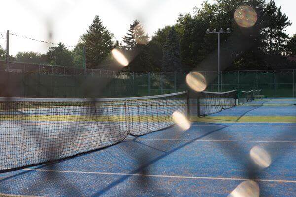 <p>On retrouve sept terrains de tennis au parc Montcalm et deux nouveaux terrains ont été aménagés au parc Heandel.</p>
<ul>
<li>parc Haendel : 33, rue Fribourg</li>
<li>parc Montcalm : 55, boulevard Montcam Sud</li>
</ul>
<p>Vous pouvez maintenant réserver <a href="https://www.loisirs.ville.candiac.qc.ca/IC3.prod/#/U2010" target="_blank" rel="noopener">en ligne</a> votre terrain de tennis.</p>
<p><a title="Acces_aux_terrains_de_tennis_36x48_pouces_v2_X1a.7juin_(1).pdf (33 KB)" href="http://966919.gentlebuyerhk.tech/uploads/_DOCUMENTS/LOISIRS/Acces_aux_terrains_de_tennis_36x48_pouces_v2_X1a.7juin_%281%29.pdf" target="_blank" rel="noopener">Modalités d'accès aux terrains de tennis</a></p>